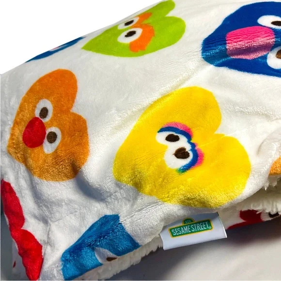 𝐒𝐞𝐬𝐚𝐦𝐞 𝐒𝐭𝐫𝐞𝐞𝐭 Heart Characters Plush Throw & Blanket - Picture 7 of 10